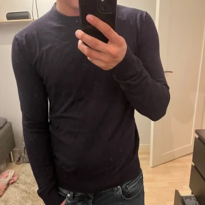 Mörkblå slim fit tröja från H&M - Säljer en mörkblå långärmad tröja från H&M i slim fit-modell. Säljer på grund av att den är för liten.