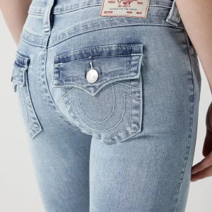Ljusblå jeans från True Religion - Säljer ett par ljusblå jeans från True Religion i modellen Joey! Oanvända och har inga defekter. Dessa jeans är i storlek w26. Säljer pågrund av att de är förstora! 💕Pris kan diskuteras.Ny pris 1300! 💕