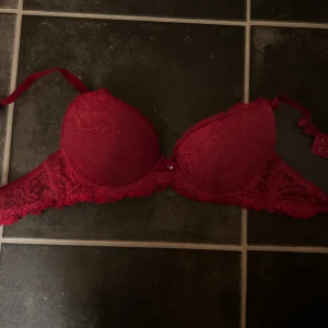 röd push-up bh! - jättefin röd push up bh jag köpte på temu nått år sen! Kommer inte till användning längre då den blivit för lite. Lite nopprig och så där jag visar på bilderna! Jättebra kvalitet faktiskt och älskade bh:n när jag använde den!