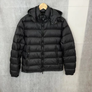 Massimodutti jacka - Riktigt skön dutti jacka. Väldigt fint skick. Storlek L men passar M då den är liten i storlek, modellen är 184