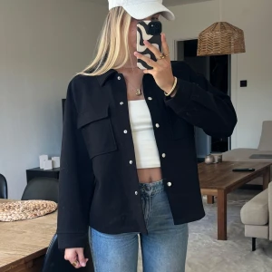 Jacka - Svart tygjacka från Ginatricot med knappar. 