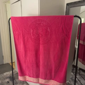 Stor Rosa badhandduk  - Använd 1 gång utomlands som handduk över solstol. Väldigt stor