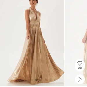 Guldig balklänning från Goddiva London - Säljer denna otroligt fina balklänning, köpt på bubbleroom med märket Goddiva London. Klänningen är använd en gång och har inga tecken på användning. Passar mig som är M. Nypris 1599, jag säljer direkt för 780+ frakt! 