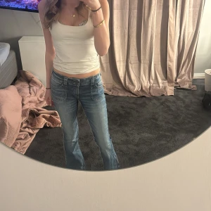 Lågmidjade jeans  - Lpgmidjade jeans med cool design!. Skriv om du undrar över mått! Kom med pris förslag 🥰