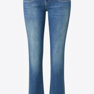 Blå bootcut jeans - Snygga blå bootcut jeans med klassisk femficksdesign och normal passform. Är förstora för mig därav säljs dem 🩷 dem är i mycket bra skick och pris kan diskuteras 🥰 skriv för fler bilder!!