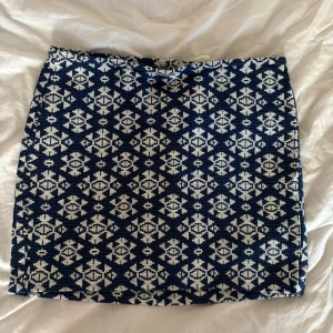 Mönstrad Kjol från Hm - Det är en Mönstrad kortare kjol från Hm. Den är blå och vit och har en dragkedja. I mycket bra skick!