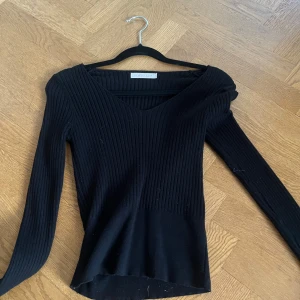 Svart ribbad v-ringad tröja - Säljer en svart långärmad tröja från VOYELLES i storlek xs