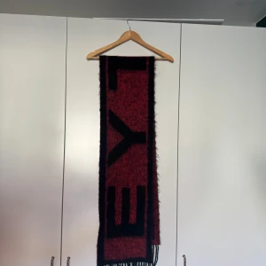 Vinröd halsduk från Eytys - Vinröd halsduk från Eytys. Begränsat antal (i världen) pga Eytys konkurs. Mått skickas vid begäran. Aldrig använd.