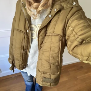 Olivgrön jacka från Zara - Säljer denna olivgröna jacka från Zara
