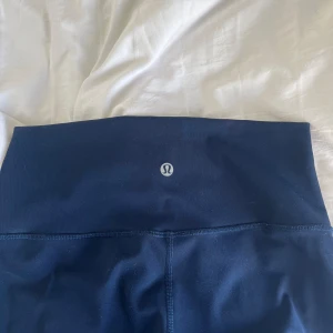 Lululemon leggings - Sparsamt använda!  Lappen är bortklippt men dem passar likadant som andra lulu leggings jag har i storlek 4-6 med 25 längd.  Vet ej modell.