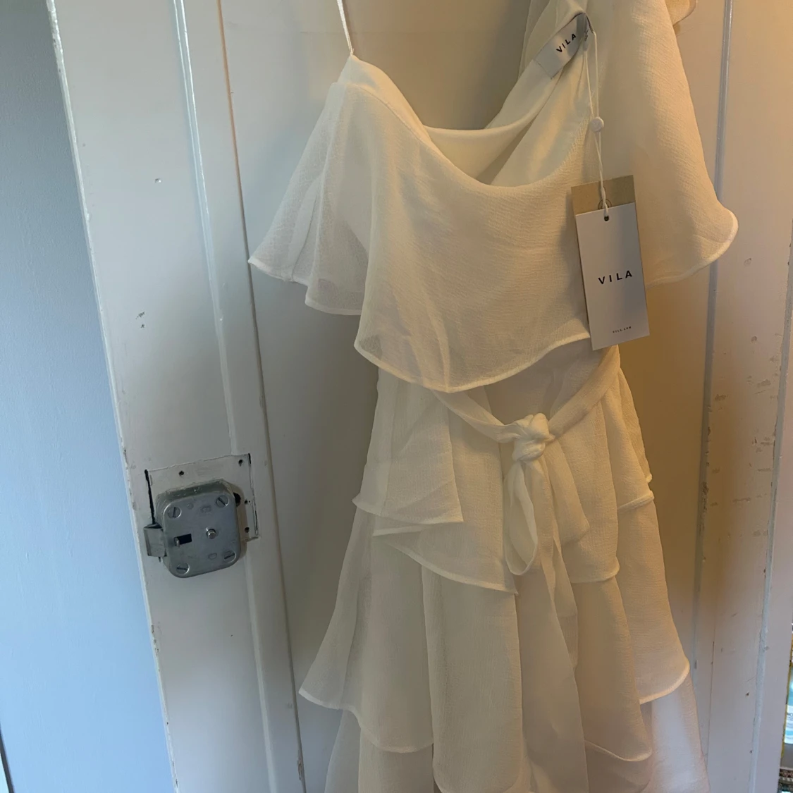 Vit volangklänning från Vila - 2
