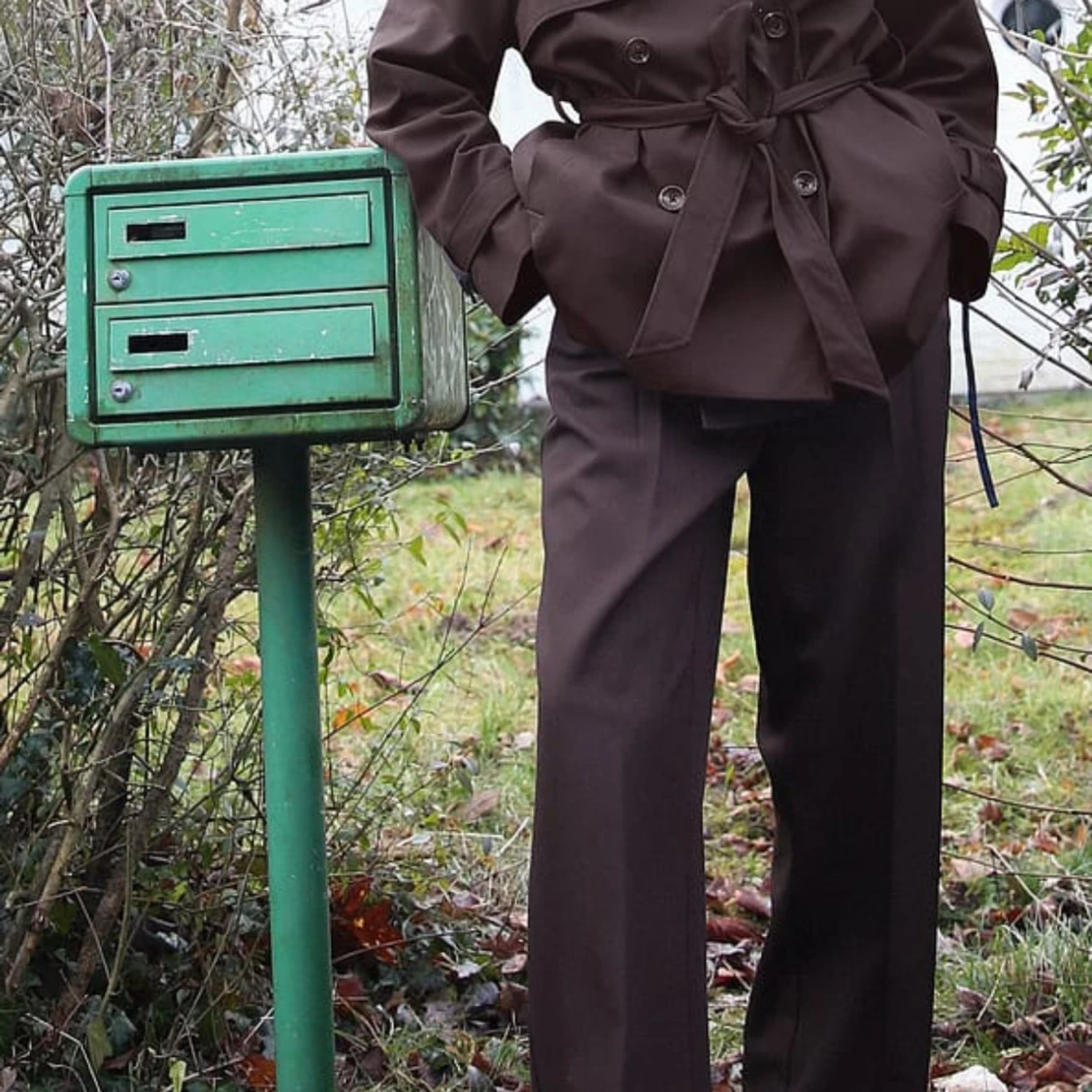 Mörkbrun trenchcoat med bälte - 2