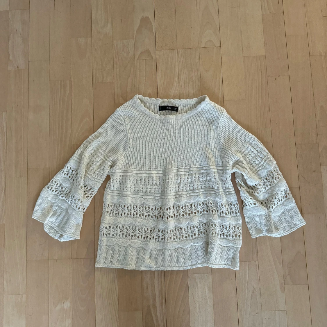 Vit-Beige stickad tröja med trekvartsärmar