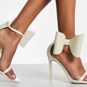 vita klackar med rosett  - Sötaste klackarna med rosett, helt nya från asos st 36. med prislapp. 