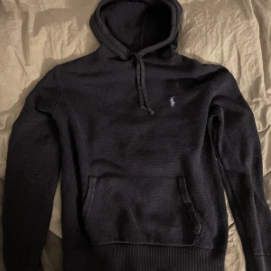 Ralph Lauren hoodie stickad - Säljer min Ralph lauren hoodie. Stickad i material av bomull. 9-10 skick sparsamt använd. 