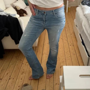 Ljusblå slitna jeans - Passar storlek S