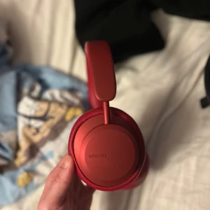 Urbanista Miami - röda - OVER-EAR HÖRLURAR Urbanista Miami - röda Helt nya! Och knappt använda. Aktiv brusreducering Ambient Sound Mode On Ear Detection Upp till 50 timmars speltid Ansluter automatiskt via Bluetooth 5.0 Resefodral, AUX-kabel, flygplansadapter och USB-C-laddkabel Ordinarie pris är 1499kr men jag säljer dom för 1000kr om någon vill köpa!