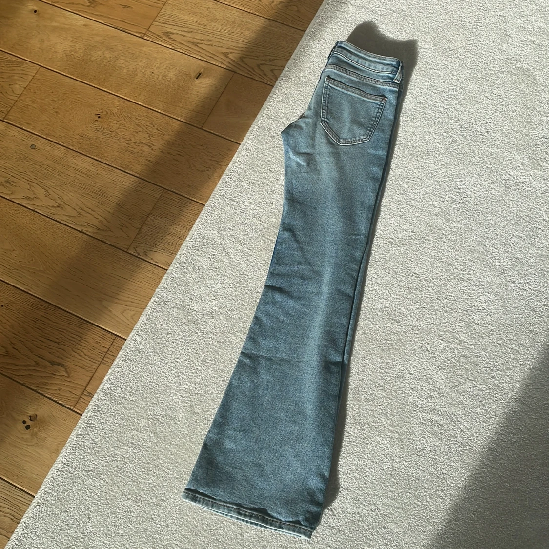 Ljusblå low Waist bootcut jeans från H&M Divided - 1