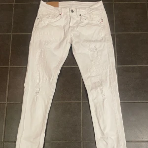 Dondup George  - Ett par tvär feta dondup George jeans i storlek 32, passar även 31. Passar nån som är 180 plus. Måtten är 101 i längd, 41 i midja. Nypris 3699 köpta på dondups hemsida. Limites edition, väldigt eftertraktade. Mitt pris är inte fast och går att disskutera. Bara att skriva ifall ni har frågor! MVH Viktor. 