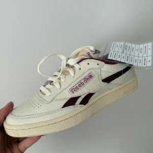 Nya reebok-sneakers - Helt nya, lappar är kvar. Säljes pga för små. Modell: Club C revenge vintage.