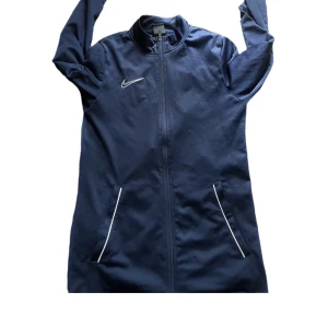 Nike tracksuit / tröja och byxor - Säljes för 700kr ny men vi säljer den för 300💥           Kontakta för mer frågor🙏