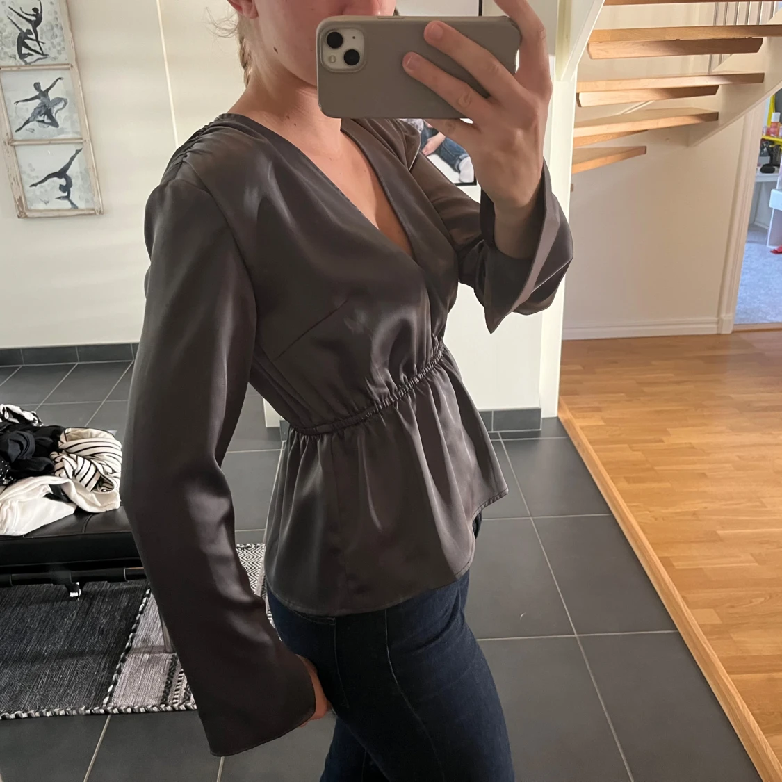 Mörkgrå omlottblus med v-ringning - 1