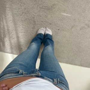 Ljusblå lågmidjade jeans från Miss Sixty🌸 - Säljer ett par klassiska blå jeans från Miss Sixty med snygg tvätt och raka ben. Jeansen har låg midja,  fickor och detaljerade sömmar.  Har slitningar i slutet av jeansen, men inget som märks vid användning. Midjemått: ca 34cm, midjehöjd: 19cm, lårmått: 24cm, Innerbenslängd: ca 84cm💕