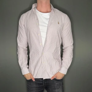 Ralph lauren skjorta - Hej säljer nu min fina Ralph lauren skjorta i storlek S. Den är i nyskick och kommer vara otroligt snygg nu i vår och framåt sommaren. Nypris cirka 1600kr! Vi kommer att sälja liknande produkter nu i vår och närmare sommar så glöm inte följa profilen!🌊🍾