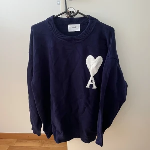 Ami Paris Tröja  - Säljer en mörkblå stickad tröja från Ami Paris , helt ny skick 10/10 storlek L men passar M också . Tveka it om frågor priset kan diskuteras bara vid snabb affär