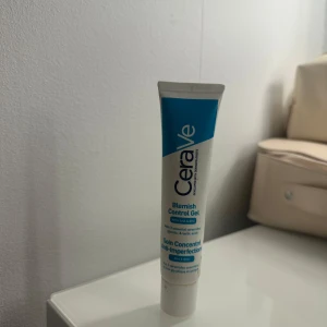 CeraVe Blemish Control Gel - CeraVe Blemish Control Gel i en smidig tub med blå och vit design. Gelen är framtagen för att motverka finnar och orenheter och innehåller bland annat salicylsyra. Perfekt för punktbehandling av problemområden.