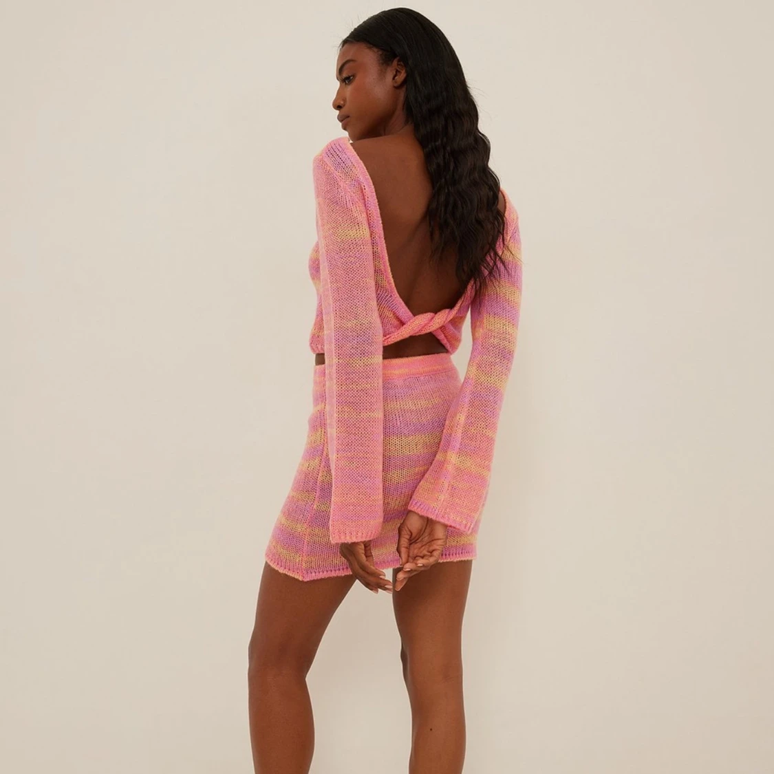 Rosa och gul stickad kortkjol med matchande tröja