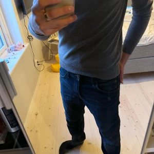 Mörkblå jeansbyxor herr - Säljer ett par snygga Lee jeans. Skick: 8/10. Storlek: W29 (längden passar dig som är ungefär 170-180cm). 