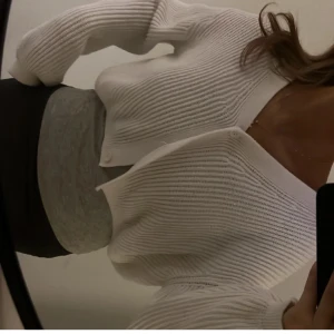 Vit croppad kofta i ribbad bomull - Säljer denna fina kofta strl xs men sitter som S, 