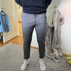 Grå melerade chinos  - Grå/blå melerade chinos från Jack & Jones. Strl W31 L32. Mycket bra skick