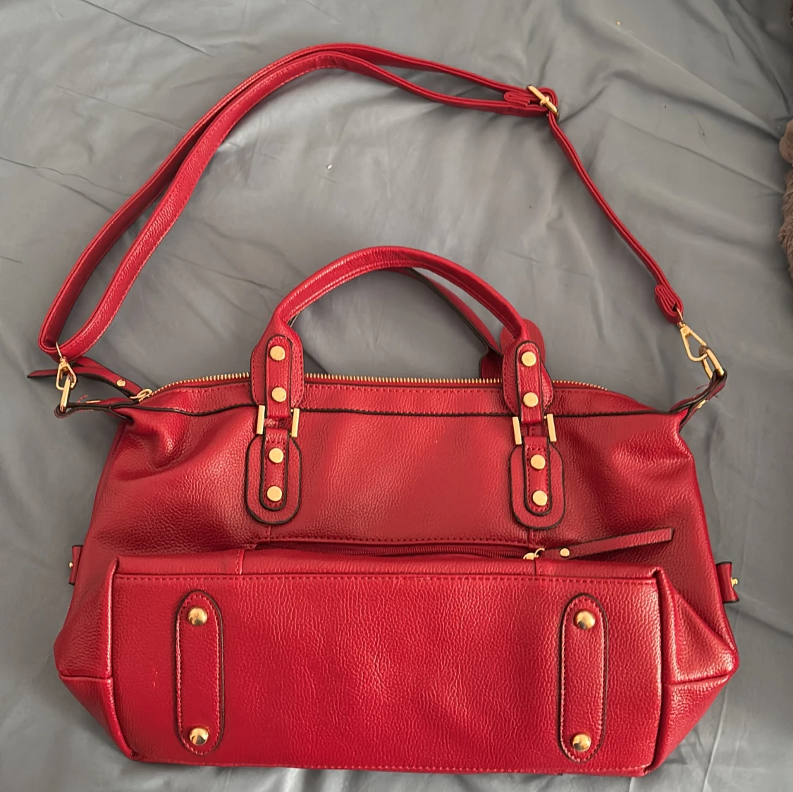 Röd axelväska i skinnimitation - 1