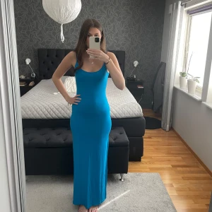 Blå långklänning  - Blå långklänning från Chiquelle i strl XS. Skulle säga att den är ganska stor i storleken och väldigt stretchig. Använd några gånger men i fint skick.