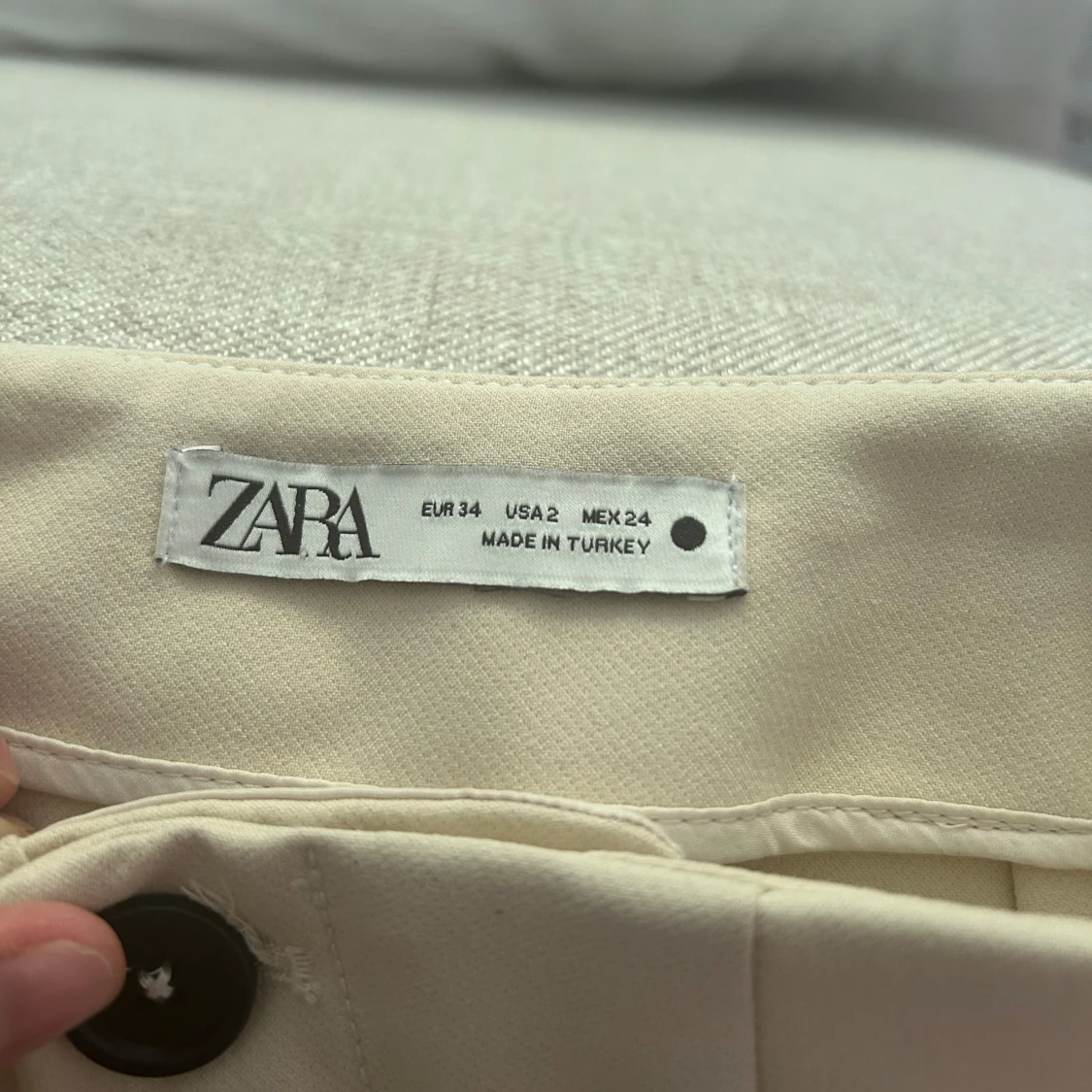 Beiga kostymbyxor från Zara - 2
