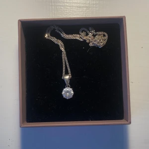 Halsband - Jätte snyggt halsband i silverfärg med en sten i. Super snygg. Om jag minns rätt är den från Guldfynd