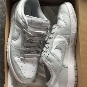Nike Dunk Low  - Säljer ett par ljusgråa dunks för 829 kr dem är i bra skick och är perfekta för vardaglig användning Storlek 43 men hade passat en storlek mindre, skriv privat om du har fårgor!