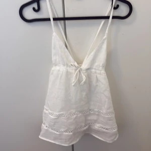 Vit linnetopp med spetsdetaljer - Aldrig andvänd från gina 