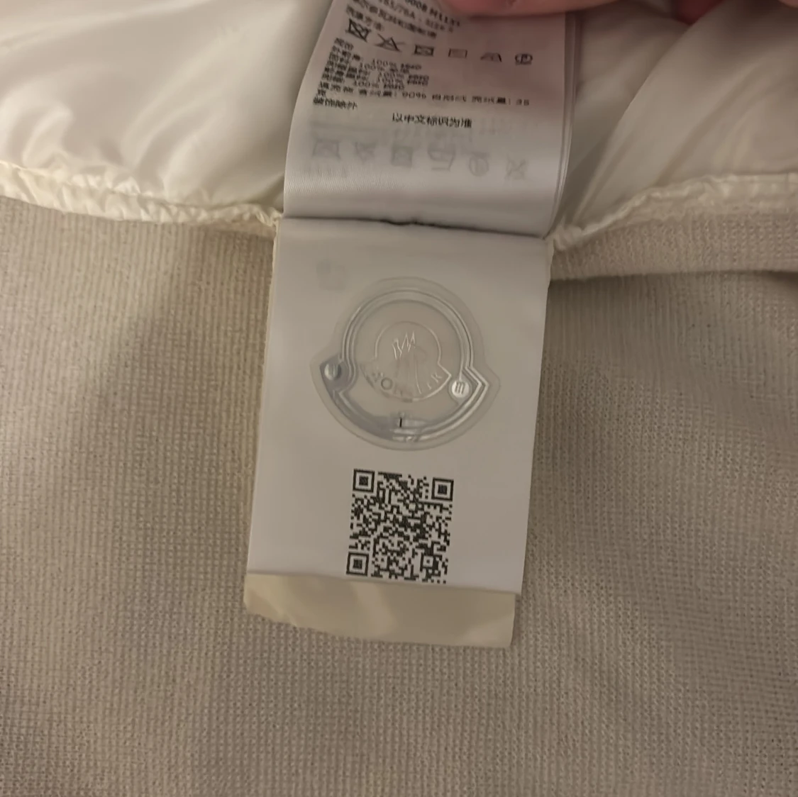 Vit pufferjacka med stickade detaljer från Moncler - 4