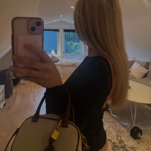 Topp - Snygg topp med öppen rygg, spets på ryggen. Oanvänd