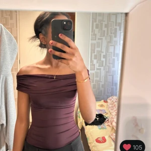 Vinröd offshoulder body - Säljer en vinröd offshoulder topp med tight passform. Aldrig använd!! Pris kan diskuteras ❤️