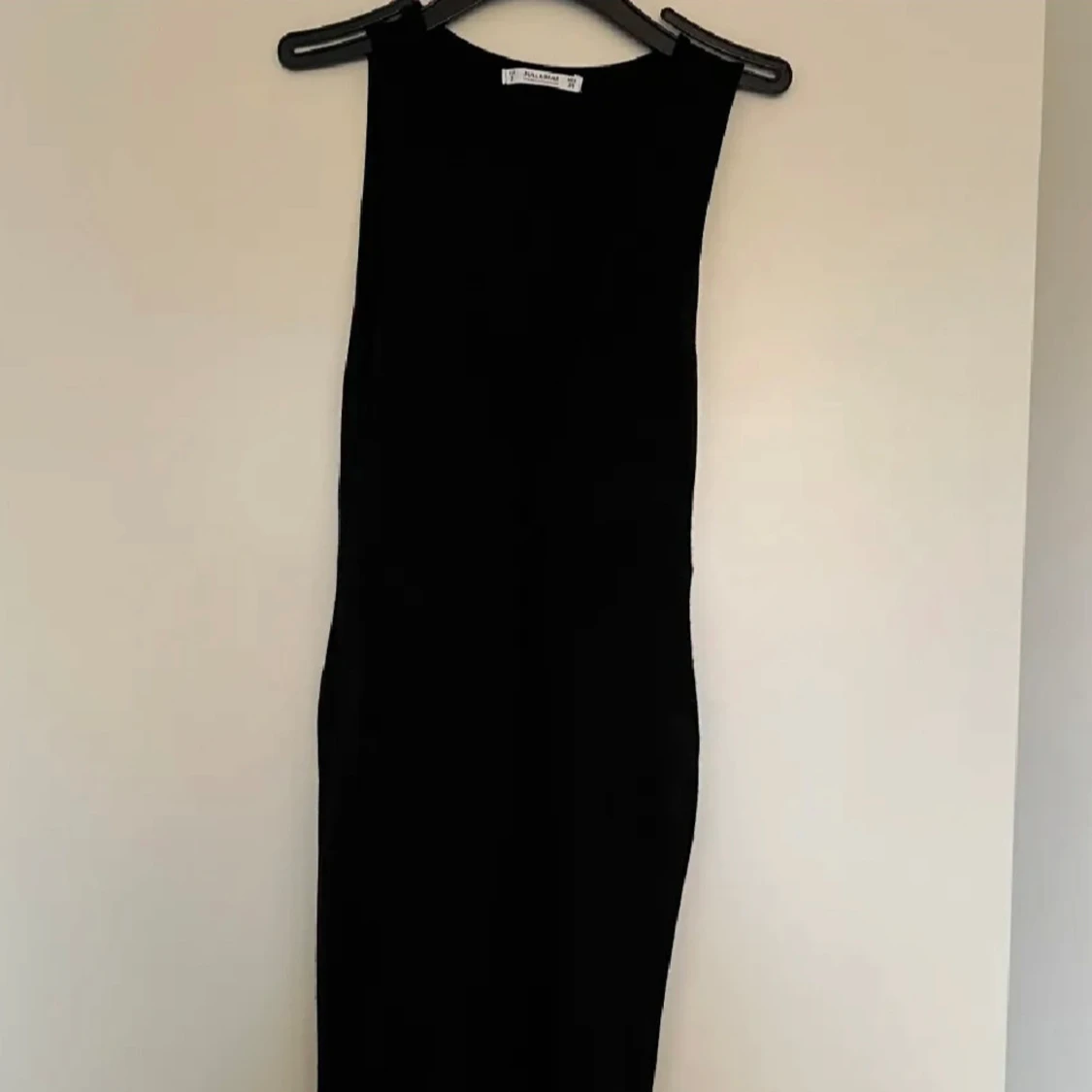 Svart ribbad klänning med liten ”knut” framtill - 4