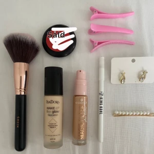 Smink kit och accessoarer  - Säljer ett kit som består av  -Sminkborste (SHEIN) -Isadora wake up the glow foundation (färgen 1N) -essence magic filter glow booster (färgen 10 light) -W7 eyeliner Pencil (white)  -hår klämma med pärlor  -örhängen  -tre rosa klämmor (makeup Mekka)   Allt är nytt! Säljer kittet för 180kr+ frakt! 