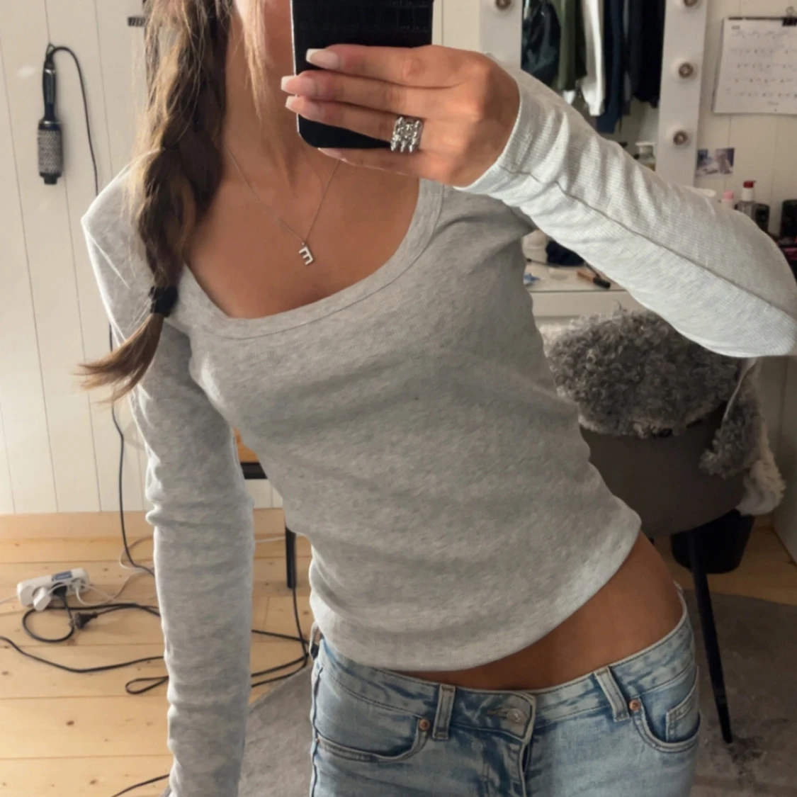 Ljusgrå ribbad långärmad topp Nelly - 1