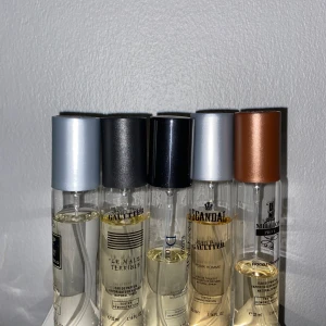 Byte Creed och Scandal - Fem olika herrparfymer i smidiga glasflaskor, perfekta för resan. Inkluderar dofter från Jean Paul Gaultier och Paco Rabanne, bland annat Le Male Terrible, Scandal och 1 Million. Flaskorna har olika färg på korkarna: silver, svart och koppar.