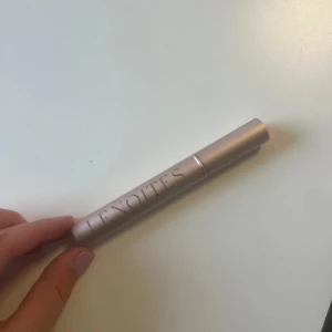 Ögonfrans serum LENOITES - Ögonfrans serum 5 ml från LENOITES. Använt i tre veckor och det ger verkligen resultat men använder ett annat nu, där av lägger jag ut till försäljning 😄 Använd i tre veckor, finns mycket kvar av den. Som ny. Ord pris 499 kr