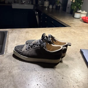 Christan Louboutin - Säljer mina sköna loubs för jag har fixat nya nu till sommaren. Inget större problem med dom, fint skick. De är i en grön mocha som jag inte sett många ha och är väldigt limiterad. Box medföljer. OBS en spik saknas. 