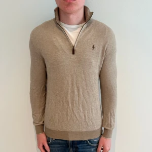 Ralph lauren half zip - Ralph lauren half zip | Skick: 9,5/10 | XS (passar M) | Fraktar via postnord eller instabox på köparens bekostnad | Hör av dig vid minsta fråga eller fundering! 